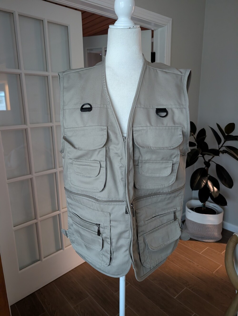 Like New Lisuhepeal Utility Multi-Pocket Fishing Vest XS
